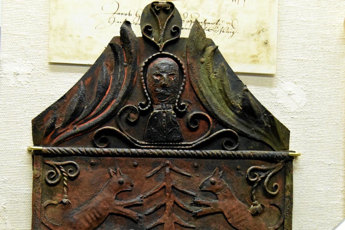 Stadtwappen als Stuhlschmuck Das gute Stück findet sich in einer Vitrine des Museums. Unklar ist, für welche Art von Sitzmöbel es gefertigt wurde. Denkbar ist ein Rats-, Gerichts- oder Kirchenstuhl. Foto: E. Klaper