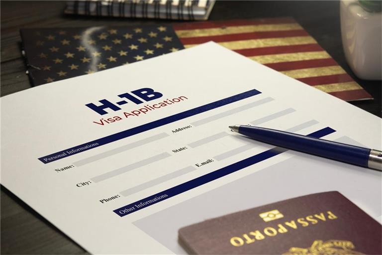 Das H-1B-Visum ermöglicht hochqualifizierten Fachkräften die Arbeit in den USA. Erfahren Sie alles zu Voraussetzungen, Ablauf, Gültigkeit und den neuen Kosten von 100.000 Dollar.