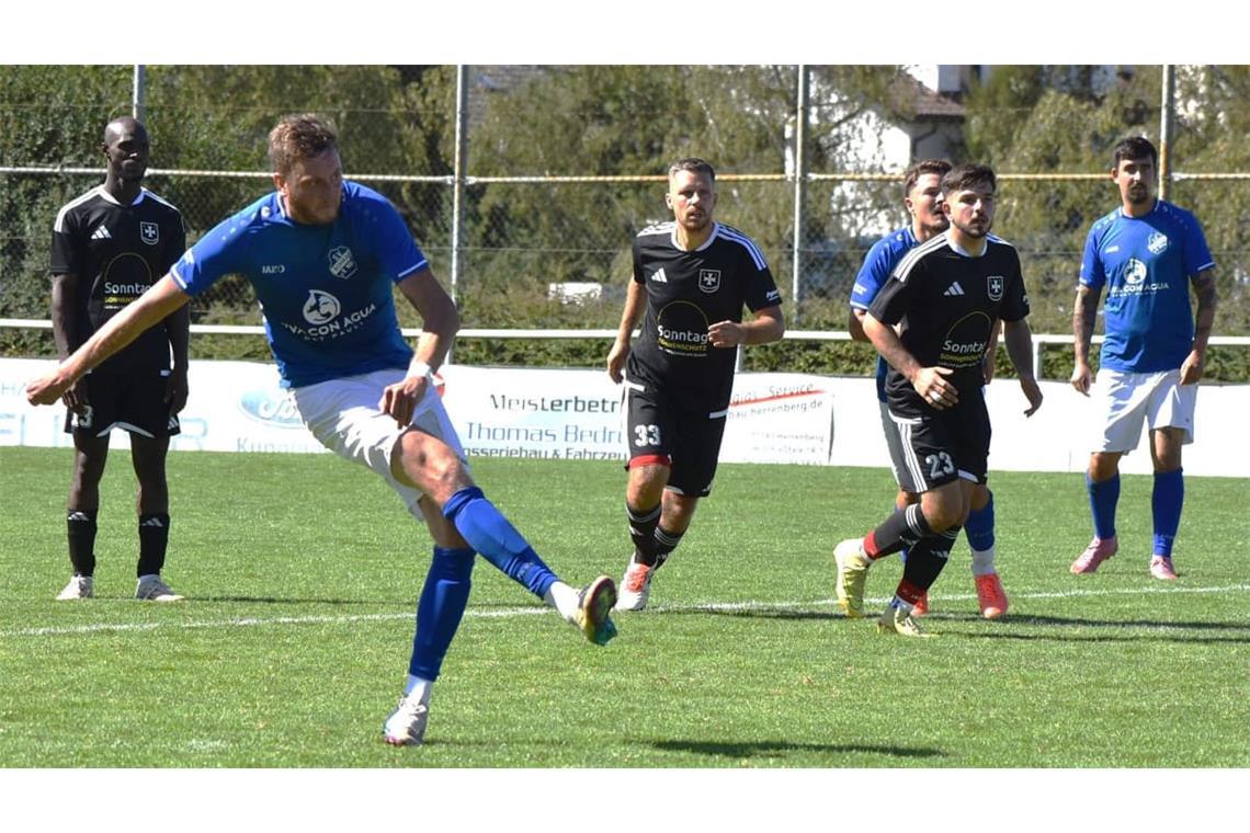 Das hätte immerhin einen Punkt gebracht: Simon Müsel vom SV Rohrau II scheitert aber beim Elfmeter in letzter Minute an Torwart Florian Sandner vom FC Unterjettingen.