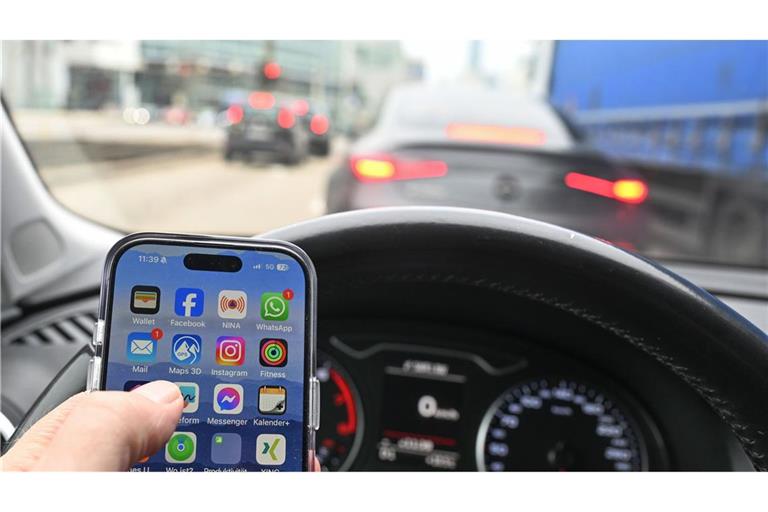 Das Handy ist eine gefährliche Ablenkung am Steuer. (Symbolbild)
