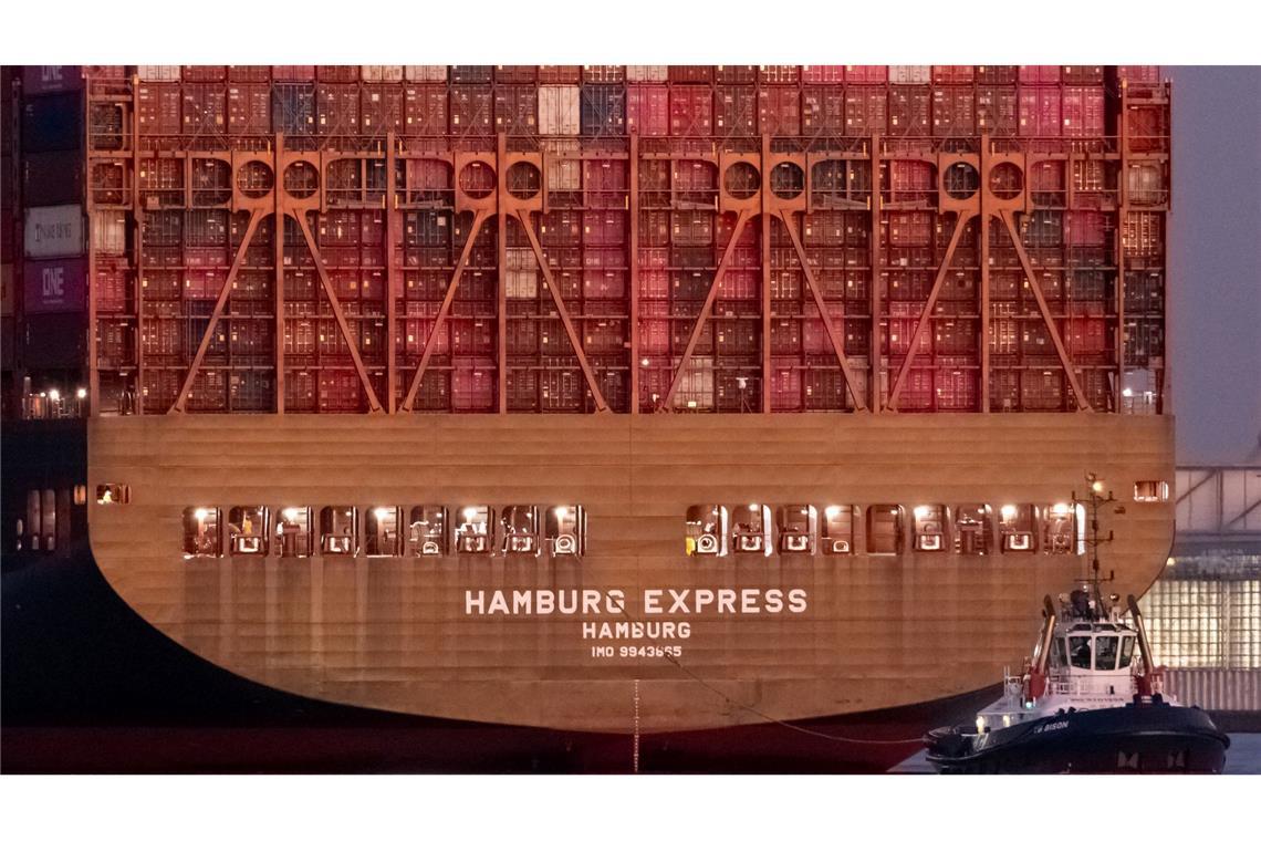 Bilder des Tages Das Hapag-Lloyd-Containerschiff "Hamburg Express" kommt am frühen Abend im Hamburger Hafen an.