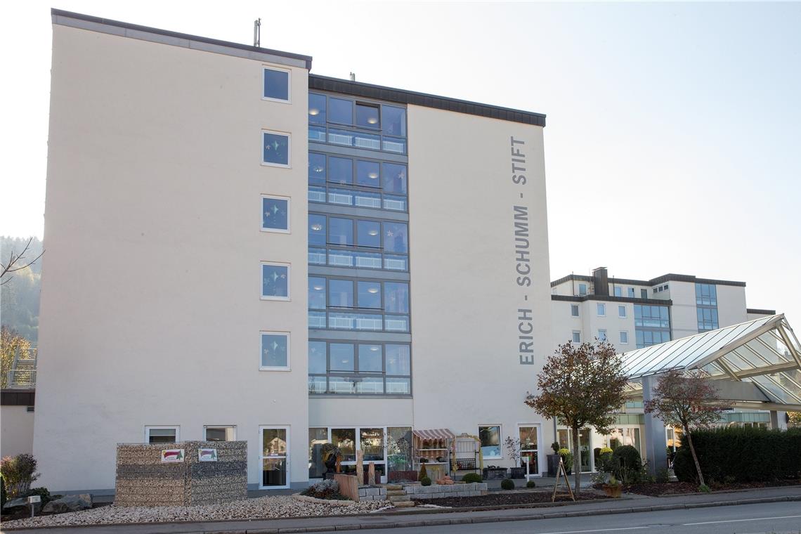 Unterkunft für bis zu 150 Geflüchtete Das Haus Emma verfügt über fünf Stockwerke, in denen noch bis vor Kurzem rund 80 Seniorinnen und Senioren gepflegt wurden. Sie sind mittlerweile in den Neubau schräg gegenüber, ebenfalls an der Fornsbacher Straße, umgezogen. Wenn die Sanitär- und Küchenbereiche des Hauses umgestaltet sind, wird die Erich-Schumm-Stiftung dort Geflüchtete aufnehmen. Archivfoto: Jörg Fiedler