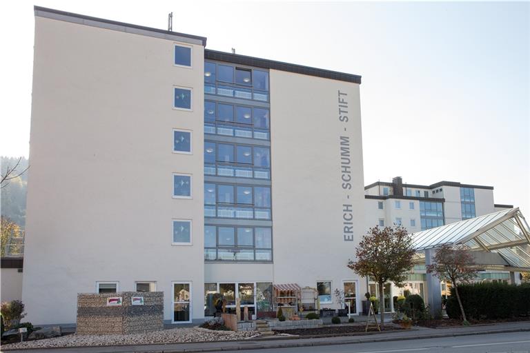 Das Haus Emma verfügt über fünf Stockwerke, in denen noch bis vor Kurzem rund 80 Seniorinnen und Senioren gepflegt wurden. Sie sind mittlerweile in den Neubau schräg gegenüber, ebenfalls an der Fornsbacher Straße, umgezogen. Wenn die Sanitär- und Küchenbereiche des Hauses umgestaltet sind, wird die Erich-Schumm-Stiftung dort Geflüchtete aufnehmen. Archivfoto: Jörg Fiedler