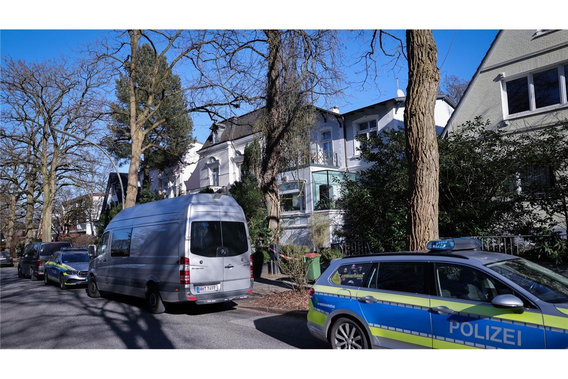 Frau getötet und Stiche auf Stiefmutter - Mann festgenommen Das Haus, in dem der 25-jährige Tatverdächtige zwei Menschen mit einem Messer verletzt haben soll, liegt in einer ruhigen Wohnstraße im Stadtteil Marienthal.