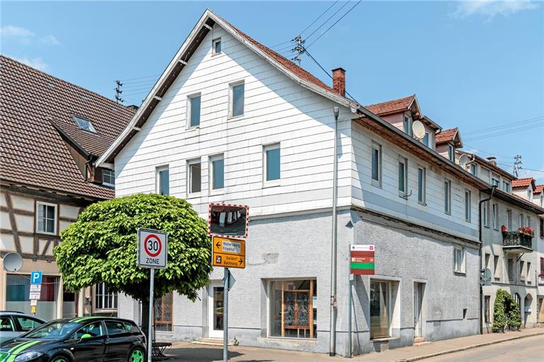 Das Haus in der Fornsbacher Straße 1 liegt zentral, ganz in der Nähe der Fußgängerzone. Wenn die Stadt eine Förderung erhält, soll dort nach dem Abriss ein Neubau mit bezahlbaren Wohnungen entstehen. Foto: Stefan Bossow