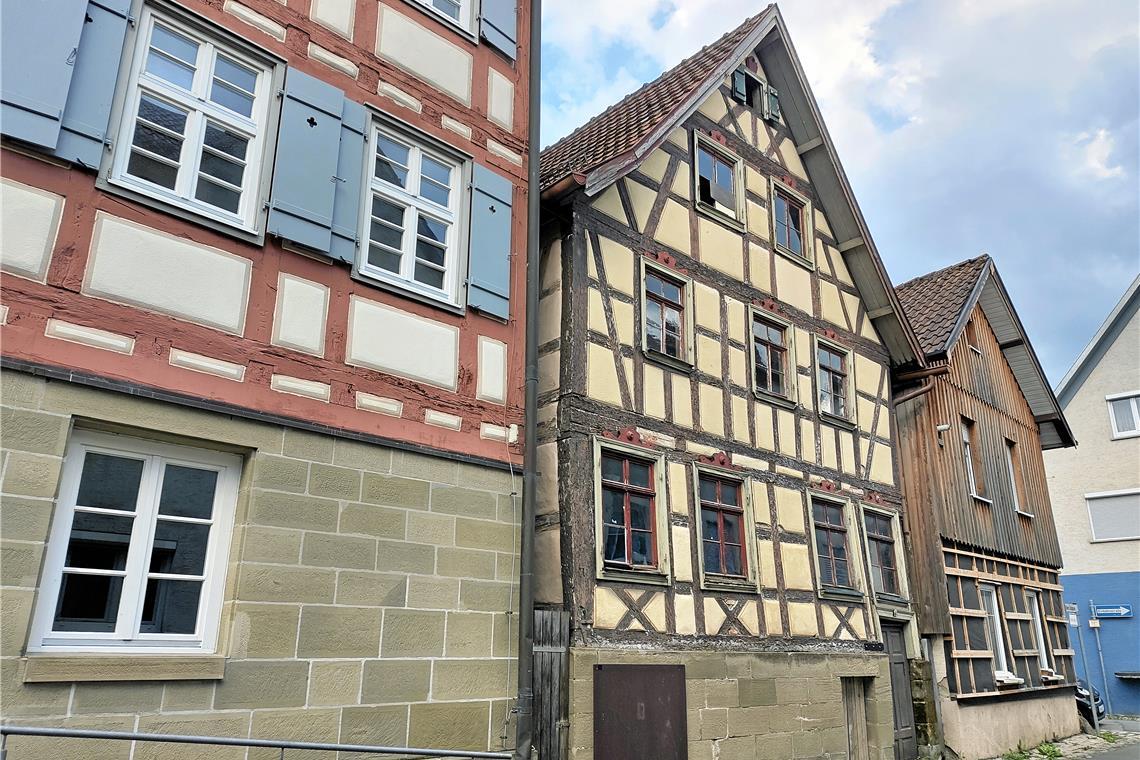 Das Haus Nummer 4 (Mitte) in der Oberen Schulgasse liegt direkt neben dem Grabenschulhaus, in dem die Volkshochschule ihre Seminare und Vorträge veranstaltet. Foto: Christine Schick