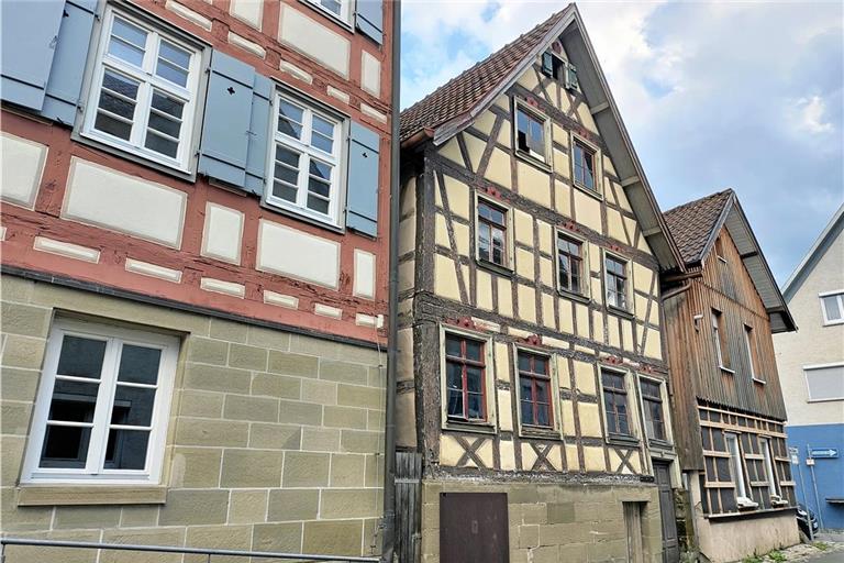 Das Haus Nummer 4 (Mitte) in der Oberen Schulgasse liegt direkt neben dem Grabenschulhaus, in dem die Volkshochschule ihre Seminare und Vorträge veranstaltet. Foto: Christine Schick