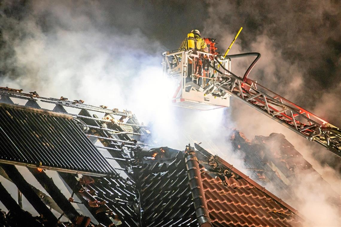 Ehepaar kann sich nach draußen retten Das Haus stand beim Eintreffen der Feuerwehr bereits in Vollbrand. Der Schaden ist enorm und wird auf bis zu 500000 Euro geschätzt.