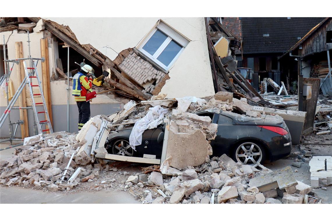 Polizei: Hauseinsturz ging Explosion voraus Das Haus war am Morgen eingestürzt.