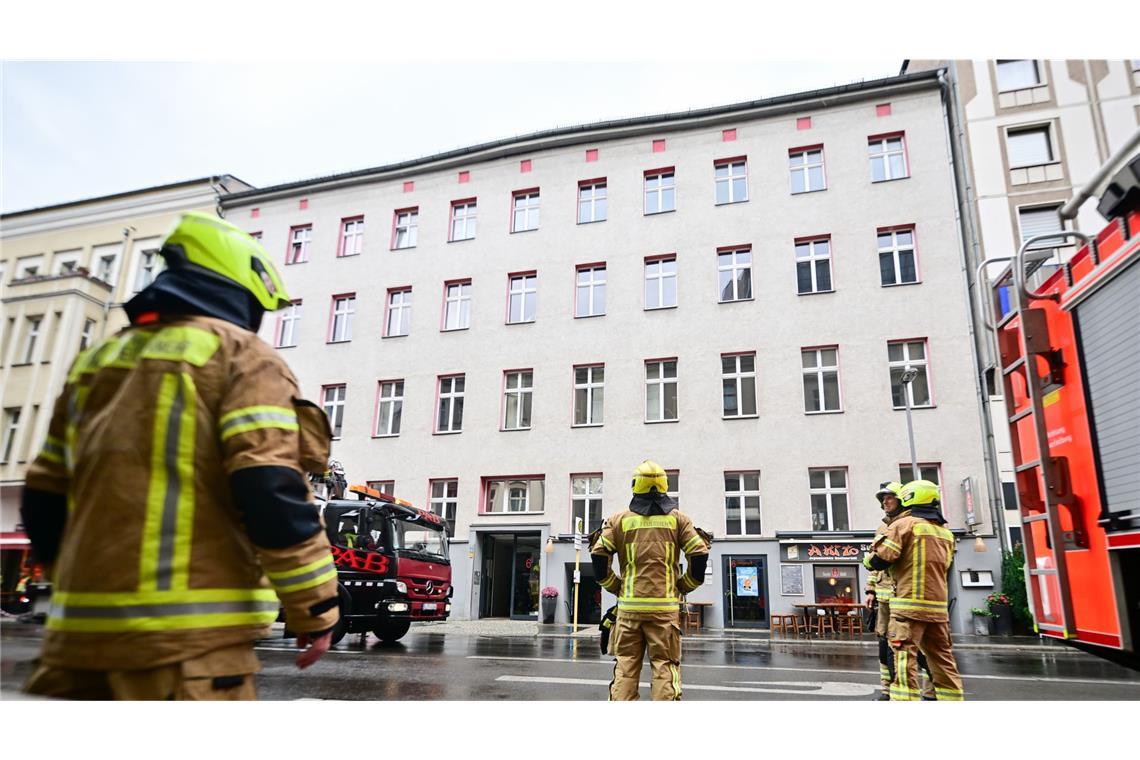 Haus wird geräumt – Einsturzgefahr Das Haus wurde wegen Einsturzgefahr geräumt.