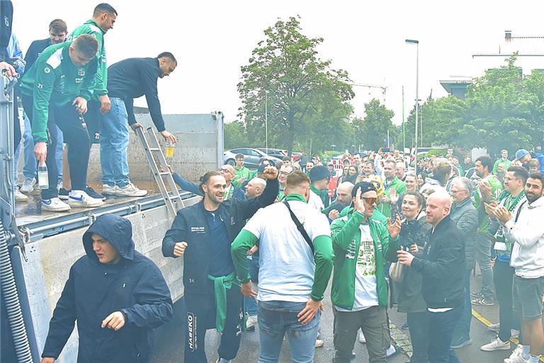 Das HCOB-Team fährt auf einem Lastwagen zur Aufstiegsfeier vor.  Foto: Tobias Sellmaier