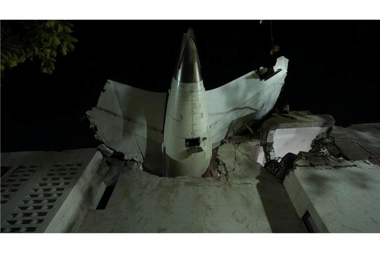 Das Heck des Flugzeugs steckt in einem Gebäude an der Absturzstelle in der nordwestindischen Stadt Ahmedabad im Bundesstaat Gujarat. (Foto aktuell)