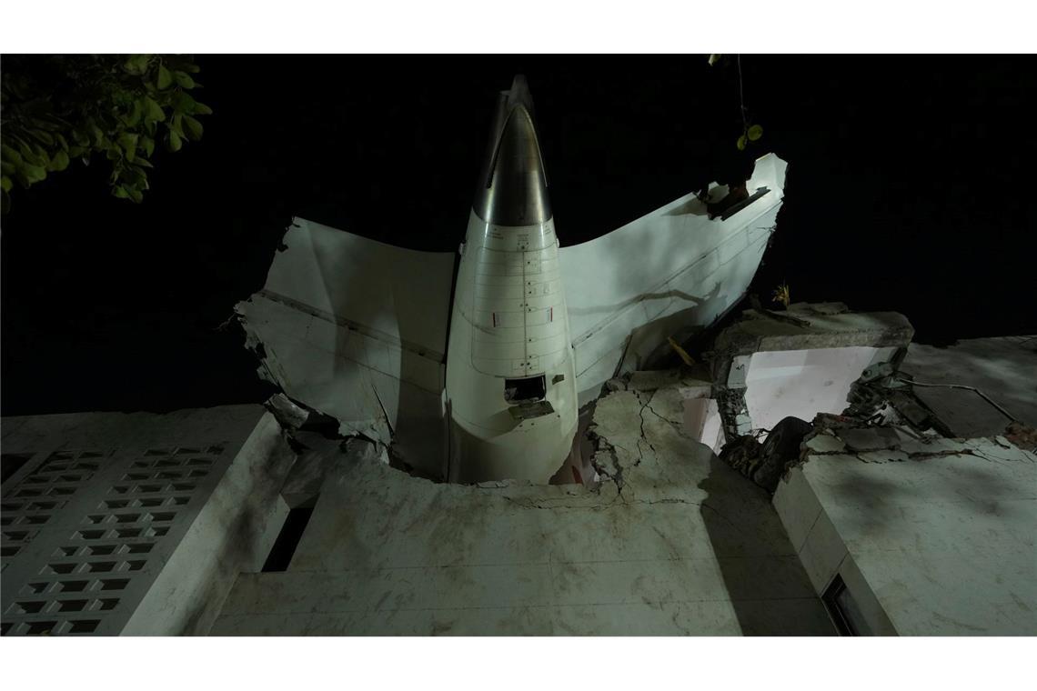 Bilder des Tages Das Heck eines Flugzeugs ragt aus in einem Gebäude an der Absturzstelle in der nordwestindischen Stadt Ahmedabad im Bundesstaat Gujarat.