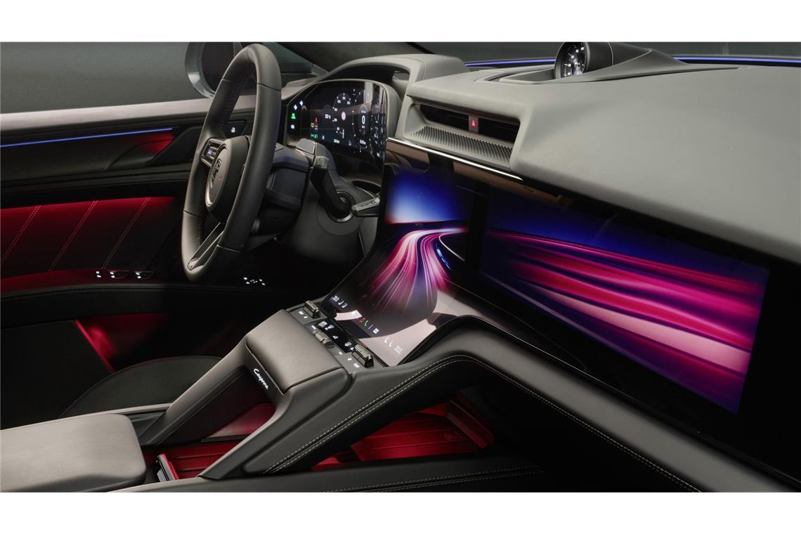 Das „Herzstück“ im Innenraum des neuen Porsche Cayenne Electric ist das sogenannte Flow Display in der Mitte des Amaturenbretts. Mit Hilfe der Biegung lässt sich die Fläche  virtuell in einen oberen Anzeige- und einen unteren Bedienbereich gliedern.