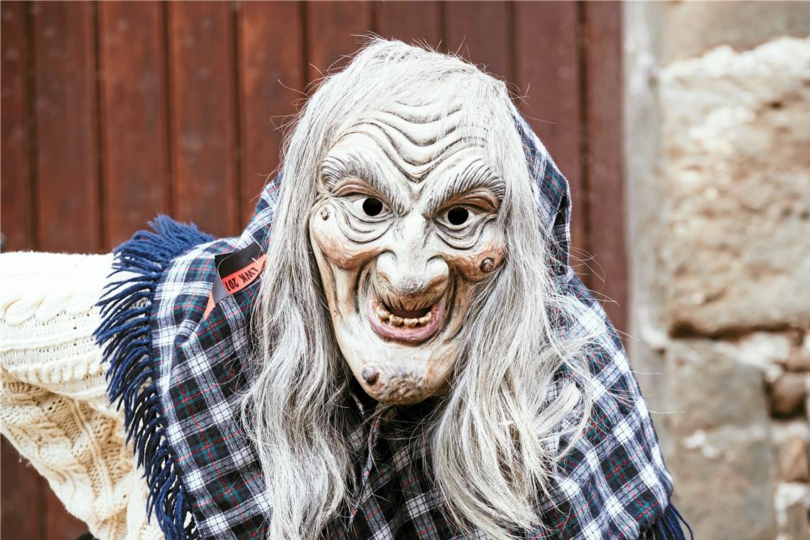 Das Henderwäldler-Dreigestirn trollt sich Das Hexenturmweible mit typisch gebückter Haltung.