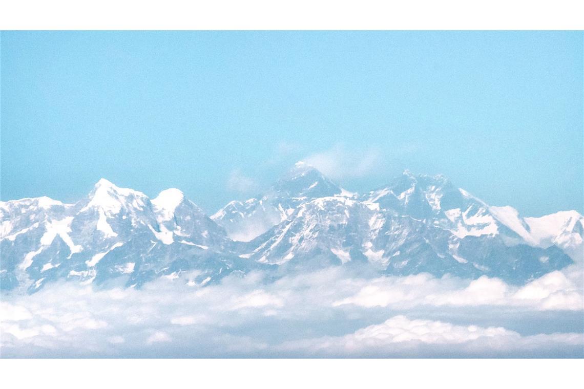 Schneesturm: Fast 1.000 Menschen sitzen am Mount Everest fest Das Himalaya-Gebirge mit dem Mount Everest.
