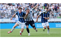 Das Hinspiel zwischen den Kickers (Lukas Kiefer, re.) gegen Eintracht Trier war hart umkämpft und endete 1:1.     
Foto: Baumann