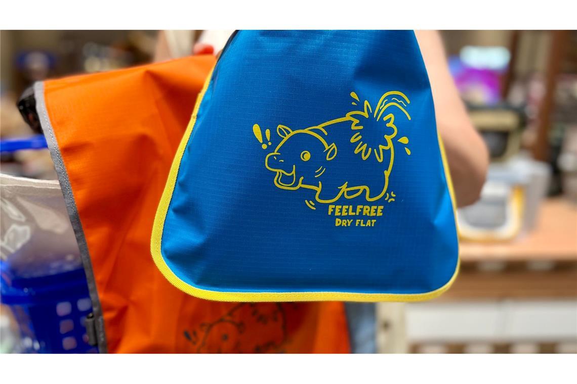 Ein Hippo-Mädchen als Kassenschlager: Das Phänomen Moo Deng Das Hippo-Kind ziert auch Schwimmbeutel.