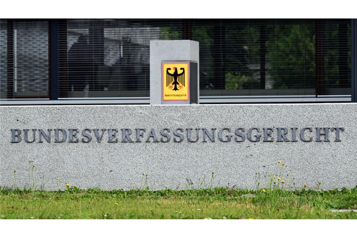Ramstein und US-Drohnen - Gericht sieht keine Schutzpflicht Das höchste deutsche Gericht beschäftigte sich mit einer Verfassungsbeschwerde von zwei jemenitischen Männern, deren Verwandte 2012 bei einem US-Drohnenangriff in ihrem Heimatort getötet worden waren.