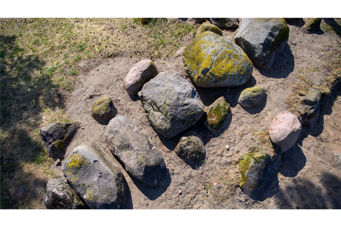 Fast 3500 altes Hünengrab am Küsterberg rekonstruiert Das Hünengrab Küsterberg. Es wurde um 3450 v. Chr. errichtet und über 500 Jahre lang für Bestattungen genutzt.