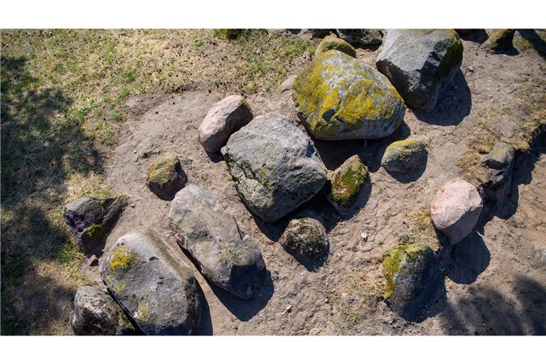 Das Hünengrab Küsterberg. Es wurde um 3450 v. Chr. errichtet und über 500 Jahre lang für Bestattungen genutzt.