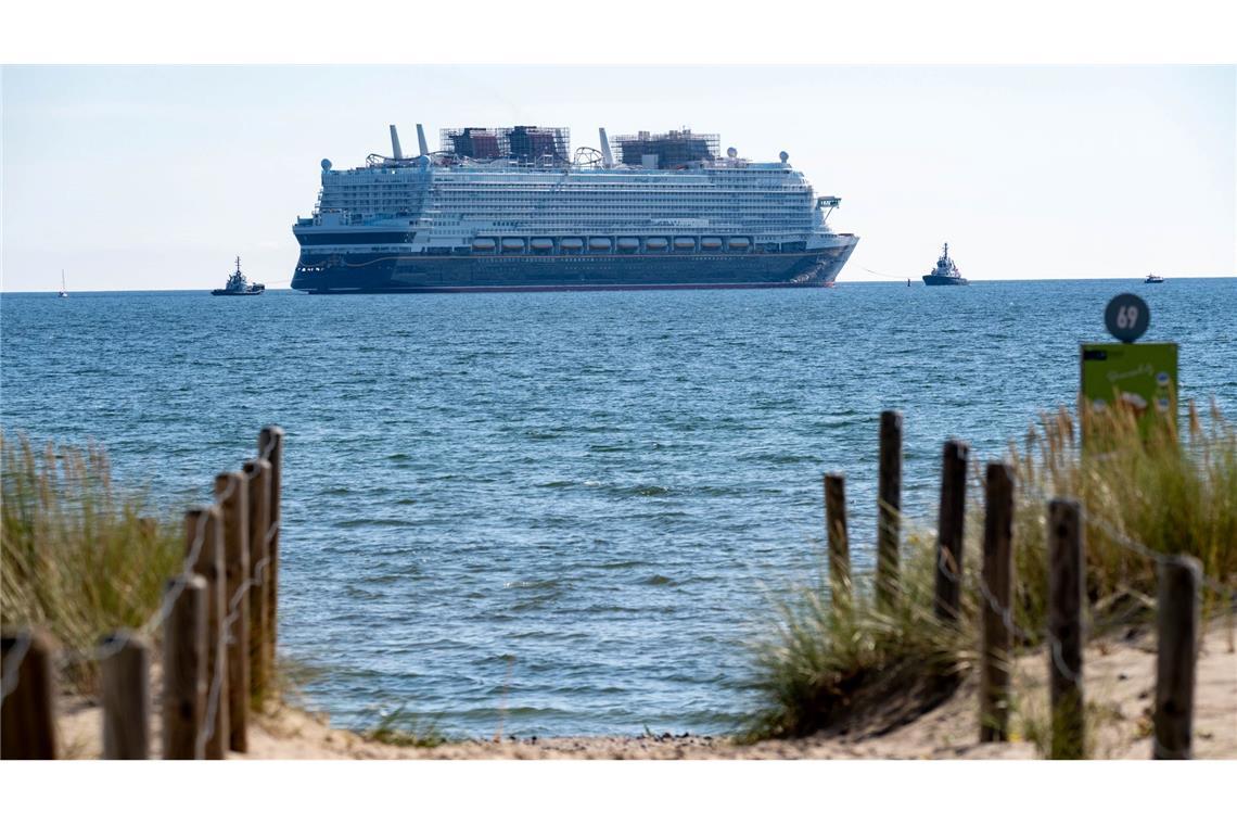 Bilder des Tages Das in der Wismarer Werft gebaute Kreuzfahrtschiff "Disney Adventure" fährt auf der Ostsee in den Hafen Mukran auf der Insel Rügen. Nach rund siebenjähriger Bauzeit startet eines der weltweit größten Kreuzfahrtschiffe zu seinen Erprobungsfahrten.