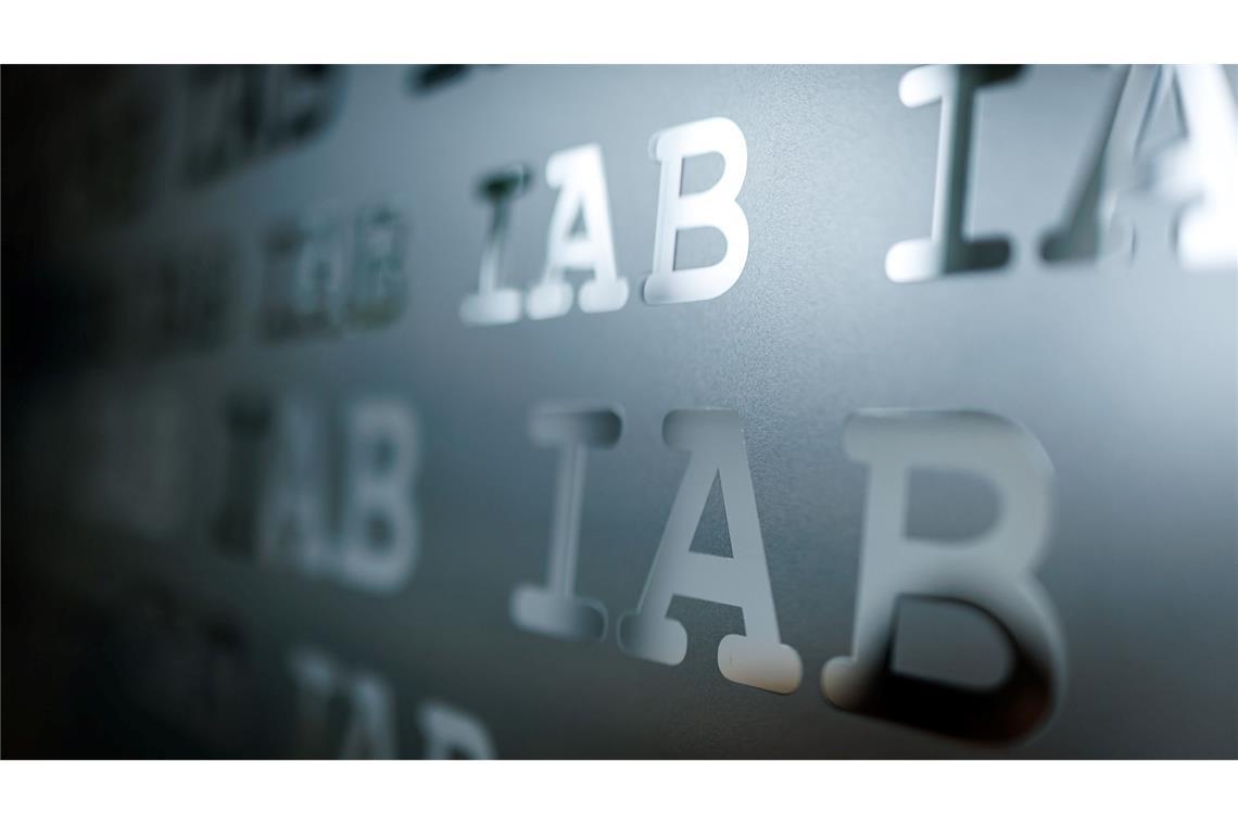 IAB erwartet weniger Arbeitslose im kommenden Jahr Das Institut für Arbeitsmarkt- und Berufsforschung erwartet, dass kommendes Jahr sowohl die Beschäftigung als auch die Arbeitslosigkeit sinkt. (Archivbild)