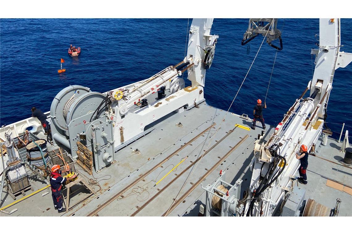 Forscher finden mehr als 1.000 Atommüll-Fässer im Atlantik Das internationale Forschungsteam war Mitte Juni vom westfranzösischen Brest aus mit ihrem Schiff "L'Atalante" zu ihrem Suchareal im Westeuropäischen Becken des Atlantiks aufgebrochen.