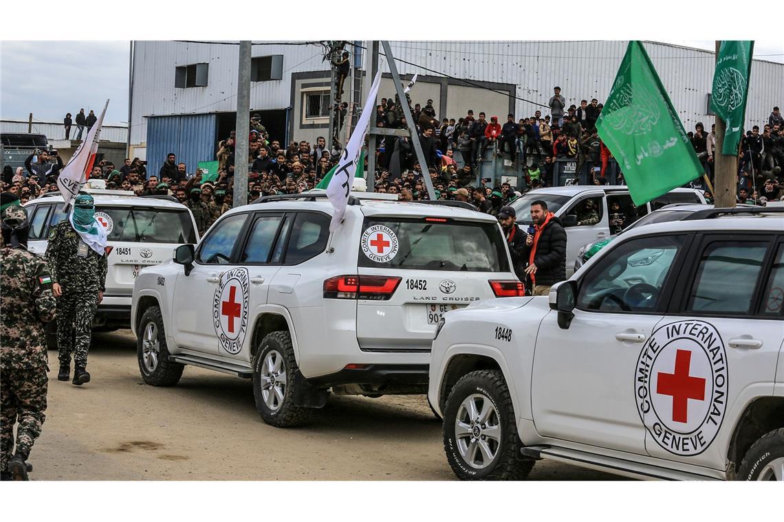 Das Internationale Komitee vom Roten Kreuz (IKRK) bringt Geiseln und Häftlinge im Gazastreifen in Sicherheit.