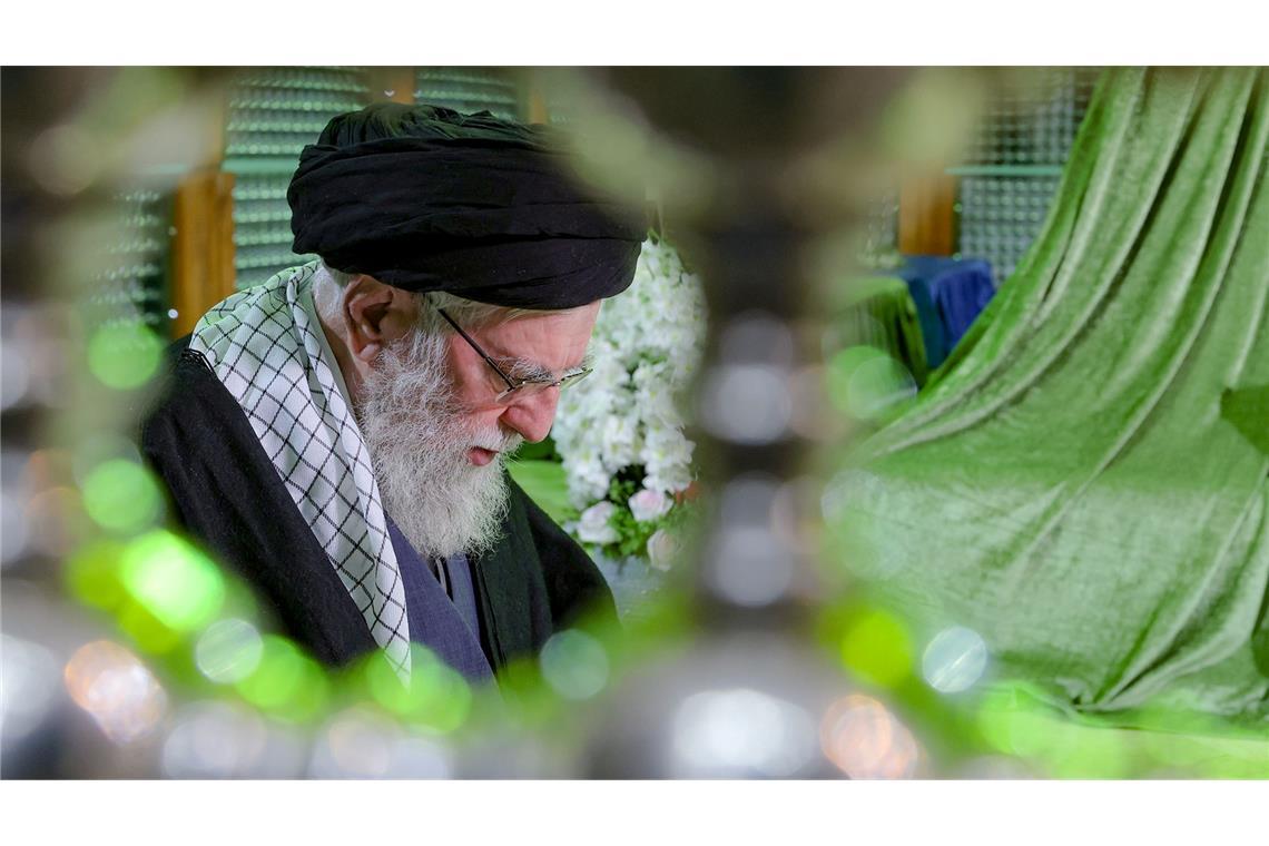 "Das iranische Volk wird jemandem, der angreift oder Schaden zufügt, einen harten Schlag versetzen", kündigt Ajatollah Ali Chamenei an.