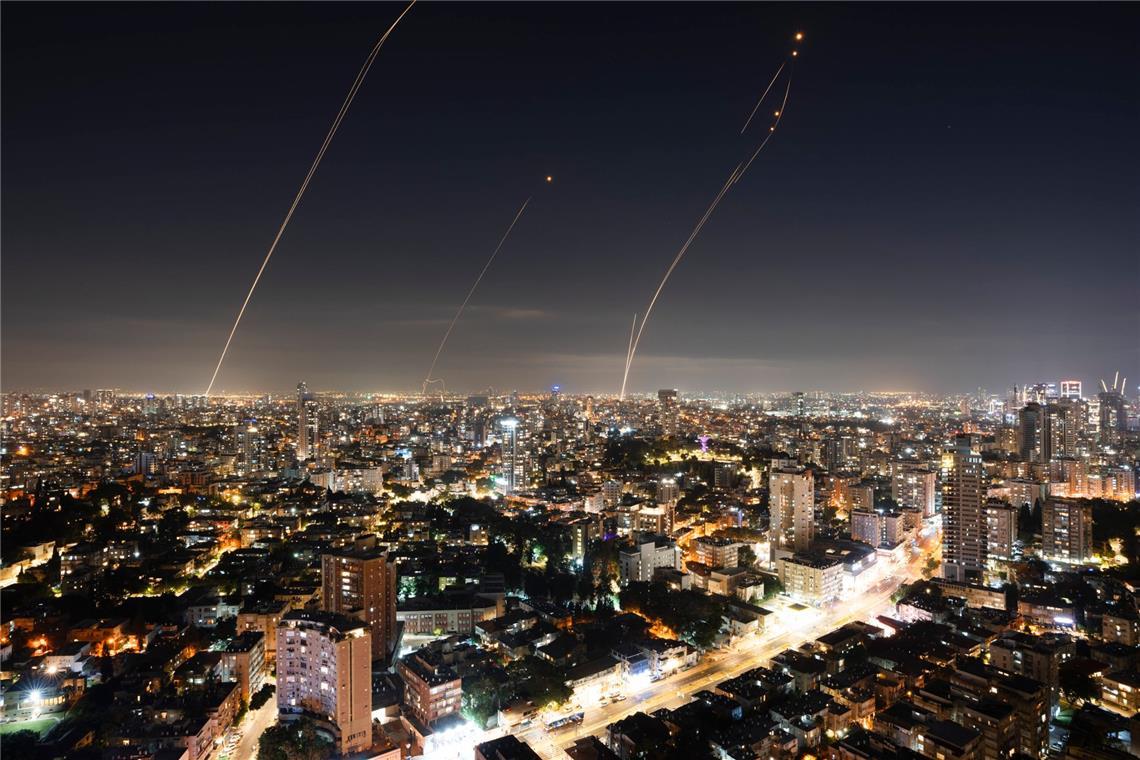 Israels Armee erklärt weitere Hamas-Geisel für tot Das israelische Luftabwehrsystem Iron Dome fängt eine aus dem Gazastreifen abgefeuerte Rakete ab.