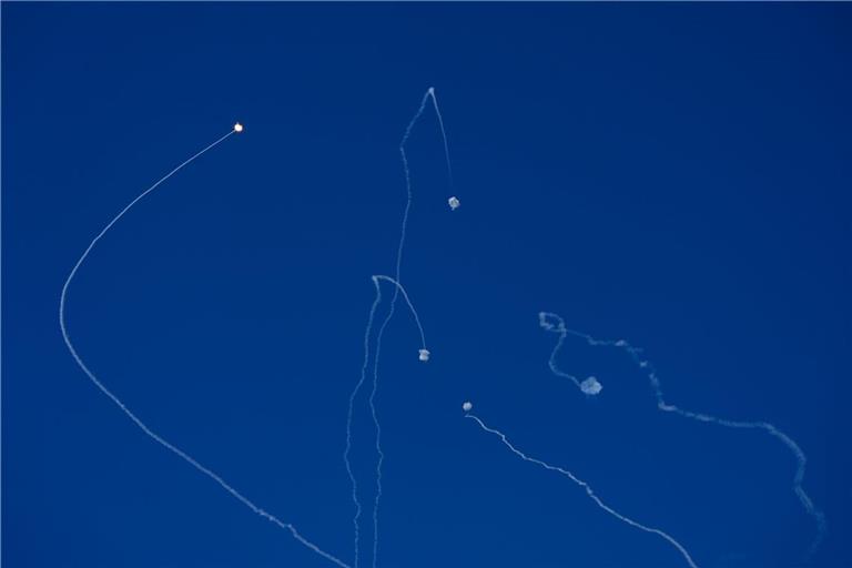 Das israelische Luftabwehrsystem Iron Dome feuert, um Raketen abzufangen, die aus dem Libanon abgefeuert wurden.