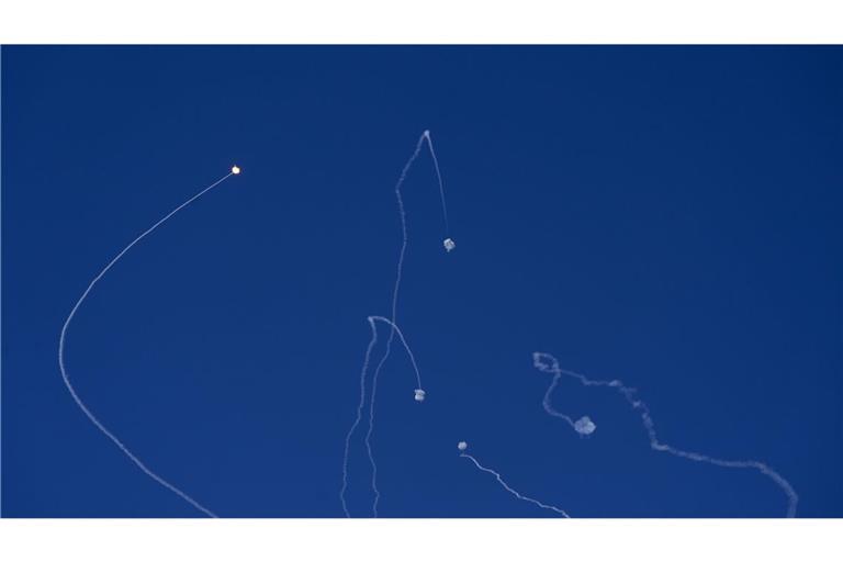 Das israelische Luftabwehrsystem Iron Dome feuert, um Raketen abzufangen, die aus dem Libanon abgefeuert wurden. (Archivbild)