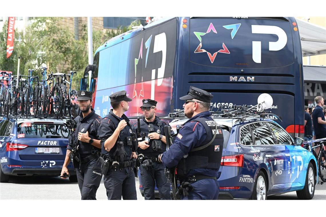 Nach Vuelta-Eklat: Kritik an propalästinensischen Protesten Das israelische Team steht unter Polizeischutz.