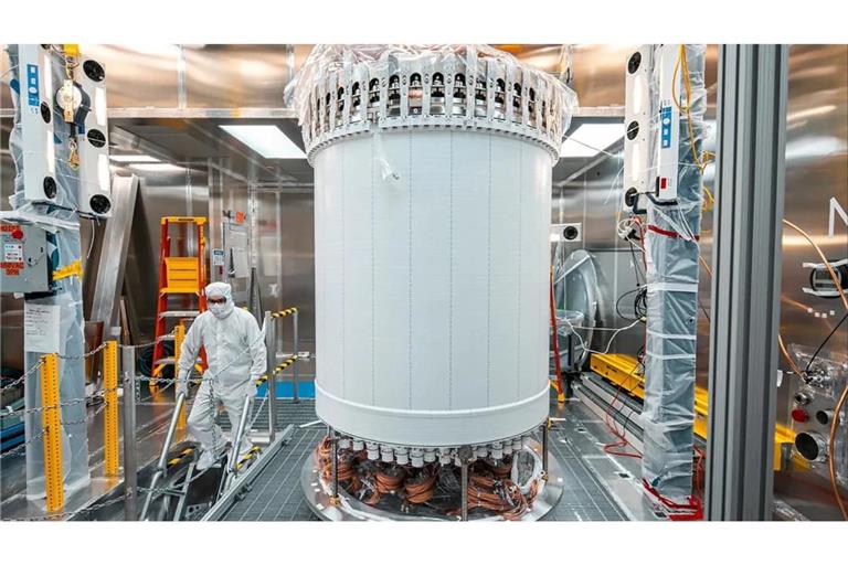 Das ist der Tank des LUX-ZEPLIN-Experiments im US-Bundesstaat South Dakota. Er ist mit zehn Tonnen des Edelgases Xenon gefüllt.