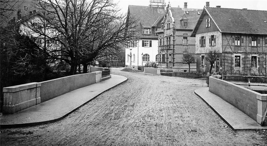 Das ist die Ochsenbrücke nach der im Jahr 1919 erfolgten Sanierung und Verbreiterung, die Aufnahme entstand 1920. Foto: Stadtarchiv