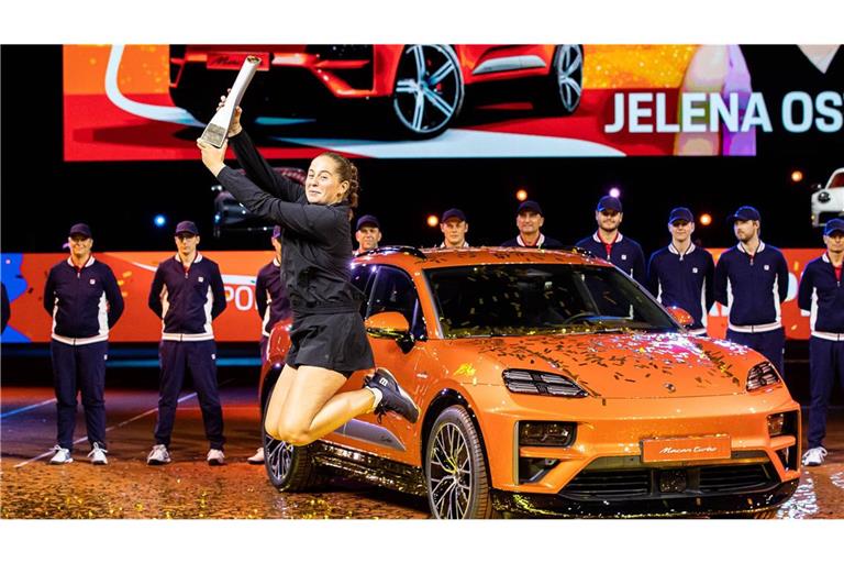 Das ist schon einen Luftsprung wert: Jelena Ostapenko gewinnt das Finale des Porsche Tennis Grand Prix – und darf nun auch den Wagen im Hintergrund ihr Eigen nennen.