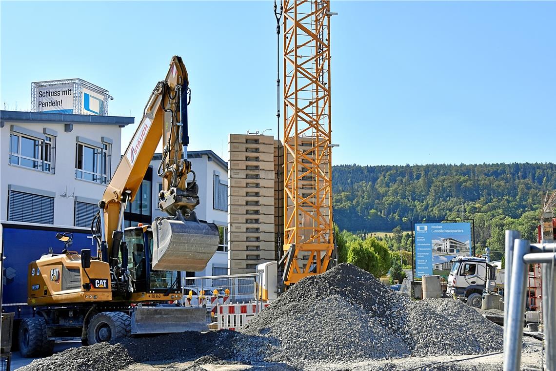 Das IT-Unternehmen L-Mobile Solutions GmbH in Sulzbach an der Murr investiert in ein neues Gebäude, das unter anderem Apartments vorsieht, um Mitarbeiter, die aus dem ganzen Bundesgebiet kommen und remote (also von ihren dortigen Standorten aus) tätig sind, gut einarbeiten zu können. Foto: Tobias Sellmaier