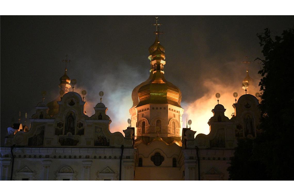Russische Angriffe auf Kiew – berühmtes Höhlenkloster brennt