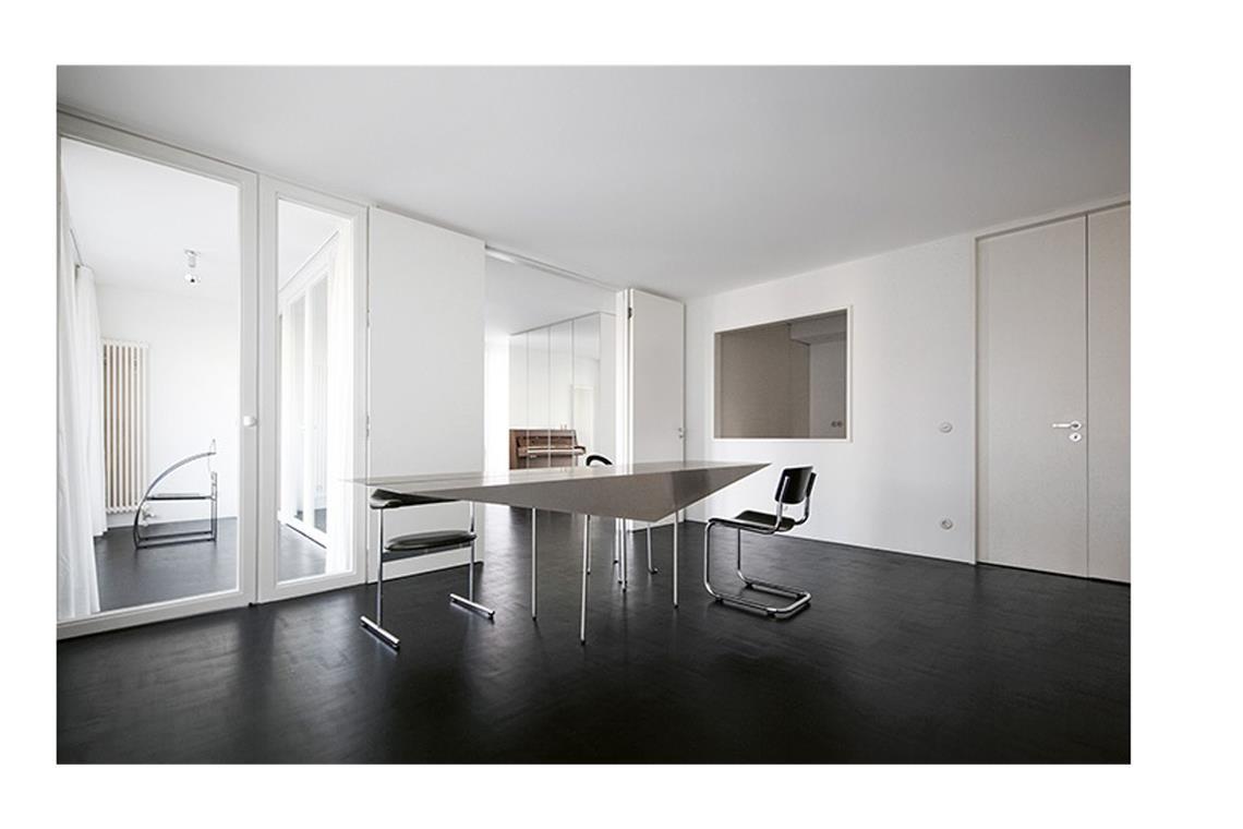 Zwei Stuttgarter Architekten entwerfen die schönsten Wohnkonzepte im Land Das junge Architektenpaar Woohee Kim und Taehwan Kim von 09A, das in Berlin und Stuttgart studiert hat, stellt mit seinem fast monochromen Berliner Zuhause . . .