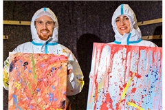 Das junge Paar Julian und Kim zeigt seine  Werke.