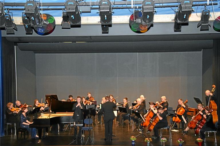 Das Kammerorchester unter der Leitung von Matthias Baur begeistert seine Zuhörerinnen und Zuhörer in der Festhalle. Foto: Elisabeth Klaper