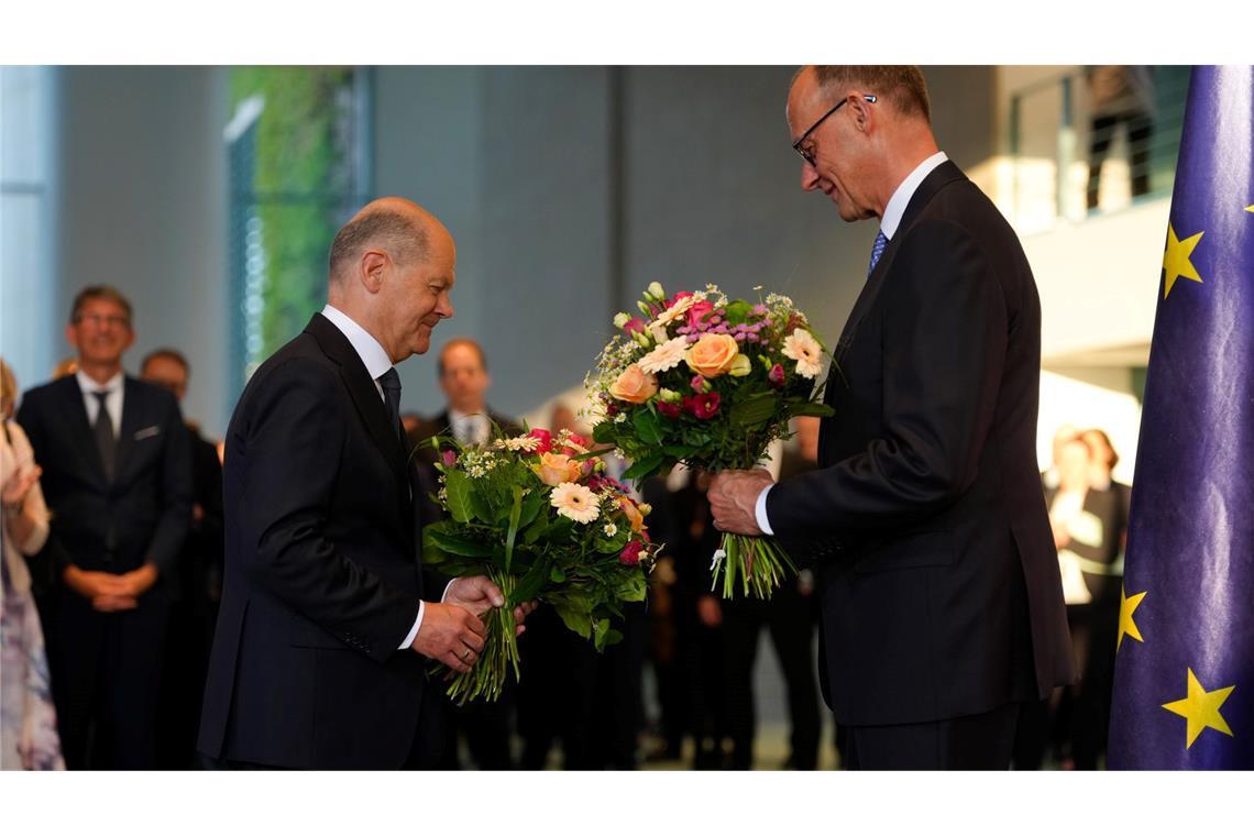 Das Kanzleramt hat SPD-Mann Scholz an seinen CDU-Nachfolger Merz übergeben - einfacher Abgeordneter bleibt er. (Archivbild)