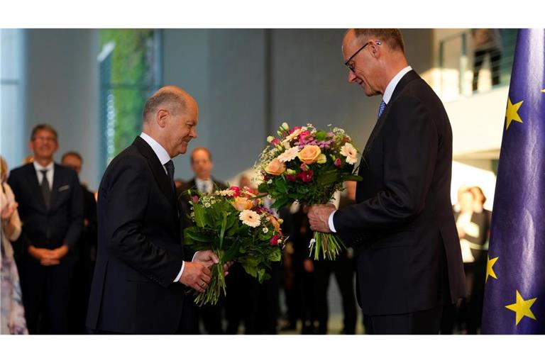 Das Kanzleramt hat SPD-Mann Scholz an seinen CDU-Nachfolger Merz übergeben - einfacher Abgeordneter bleibt er. (Archivbild)