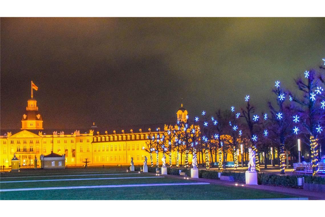 37 Schritte in Demut Das Karlsruher Schloss im weihnachtlichen Glanz im 2017. Am 20. Dezember 2017 nahmen Polizisten des Spezialeinsatzkommandos (SEK) Baden-Württemberg des einen Deutschen mit irakischen Wurzeln fest. Er sollte, so der Tatvorwurf, einen Anschlag auf den Weihnachtsmarkt in Karlruhe geplant haben. Einen Vorwurf, den die Richterinnen und Richter des 5. Strafsenats in 83 Verahndlungstagen nicht nachweisen konnten. Sie sahen es als erwiesen an, dass Dasbar W. der Terrorgruppe „Islamischer Staat“ angehörte.Sie verurteilten W. zu einer Haftstarfe von fünf Jahren und sechs Monaten.