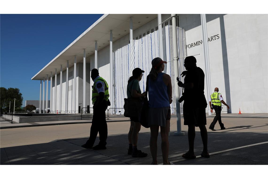 Das Kennedy Center informiert in Gerichtsdokumenten darüber, dass Trumps Name von seiner Fassade entfernt worden ist.