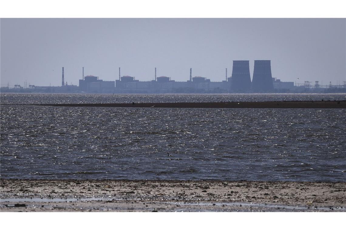 Wie bedroht ist die Sicherheit der ukrainischen Atomanlagen? Das Kernkraftwerk Saporischschja ist im Hintergrund des flachen Kachowka-Stausees nach der Zerstörung des Staudamms im Juni 2023 zu sehen.