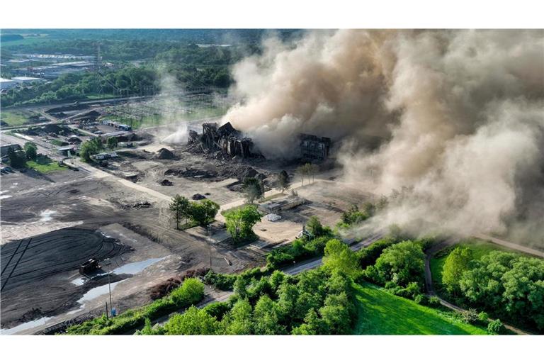 Das Kesselhaus von Block 3 im ehemaligen Kraftwerk Ensdorf wird gesprengt.