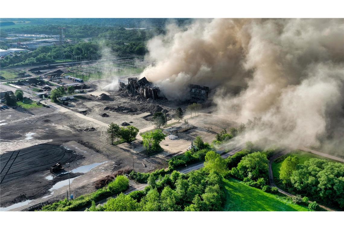 Bilder des Tages Das Kesselhaus von Block 3 im ehemaligen Kraftwerk Ensdorf wird gesprengt.