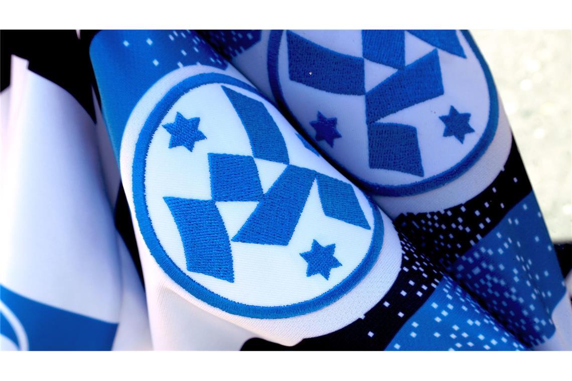 Wie einst in den 1990-ern – so sieht das neue Heimtrikot der Kickers aus Das Kickers-Wappen ist logischerweise auch wieder zu sehen.